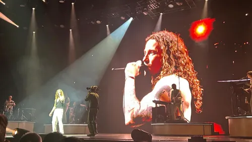 Concert de Julien Doré : une chenille géante dans la Galaxie...