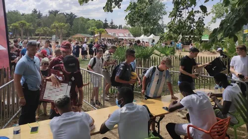 Le FC Metz rencontre ses supporters à Metz Plage avant de commencer...