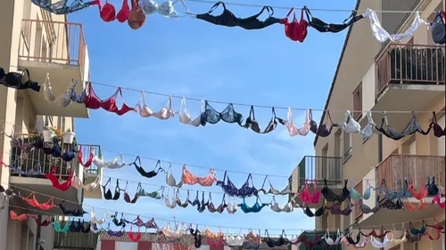 Vu sur les réseaux sociaux : Des soutiens-gorge dans les rues de...