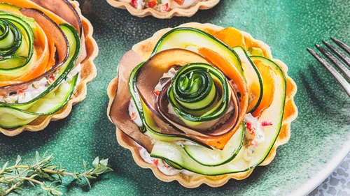 Tartelettes en fleurs : aubergine, courgette, jambon de Parme
