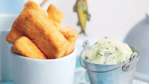 Bâtonnets de saumon pannés et salade de concombre