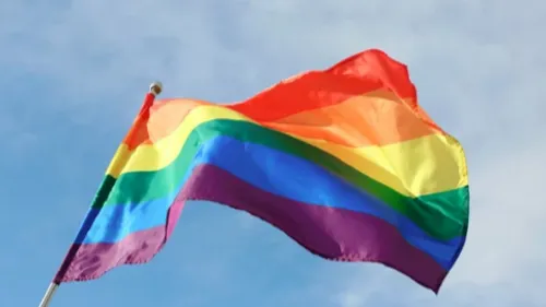 Une paroisse arbore un drapeau LGBT sur sa façade : "l'église se...