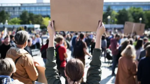 Opposition à Barnier à Matignon : entre 500 et 800 manifestants à...