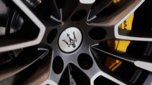 Il perd le contrôle d'un SUV Maserati, provoquant un incendie :...