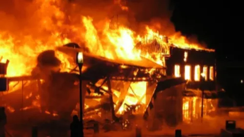 Un incendie majeur ravage complètement un refuge de ski désaffecté...