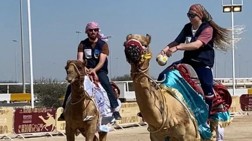 Silke Roth à Paris avec son dromadaire Vizir