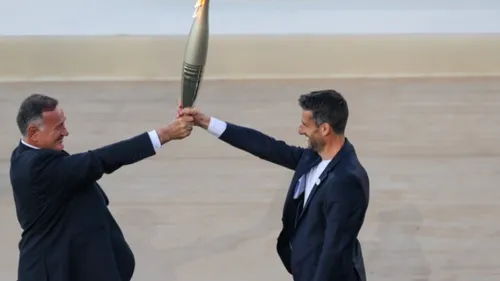 La flamme olympique est passée dans les mains françaises