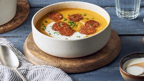 Soupe de potimarron, pommes de terre et chips de chorizo