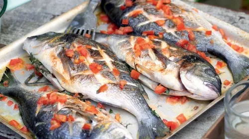 Daurade au four, riz à la tomate et concombre