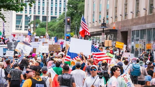 Manifestations “No Kings” aux États-Unis : contestation contre...