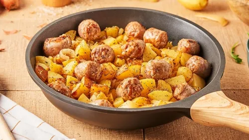 Poêlée de pommes de terre et saucisses grillées