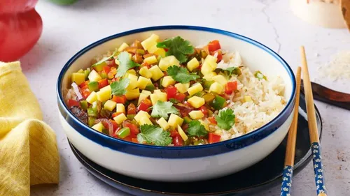 Wok aux légumes sautés et mangue fraîche