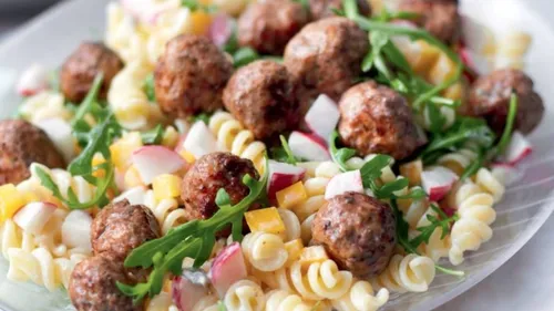 Salade de pâtes et boulettes de viande