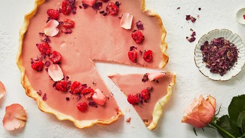 Panna cotta en tarte à la framboise et la rose