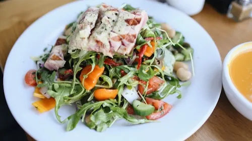 Salade roquette, poulet et légumes du soleil