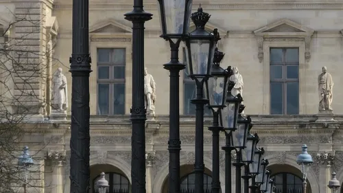 Braquage au Louvre : l'enquête accélère, cinq suspects arrêtés