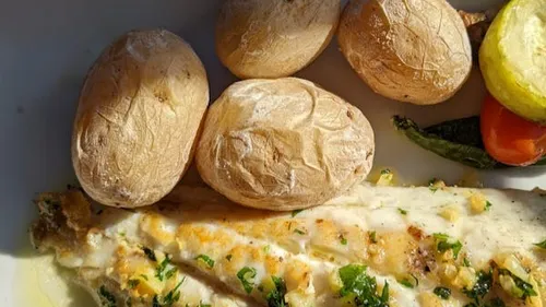 Plie grillée au beurre de citron et ail, tomates et pommes de terre...