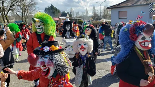 Une explosion de bonheur et de couleurs à la parade de Bollwiller...
