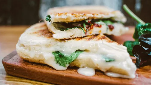 Sandwich au pesto d’épinards maison et poulet