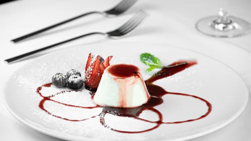 Panna cotta à la fraise, myrtille et citron vert