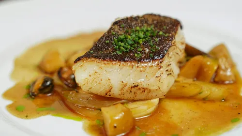 Filet de merlu sur sa peau au beurre