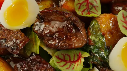 Salade au gésier de canard et à l’œuf mollet