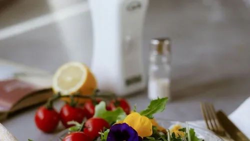 Salade de roquette, œufs durs et magret de canard