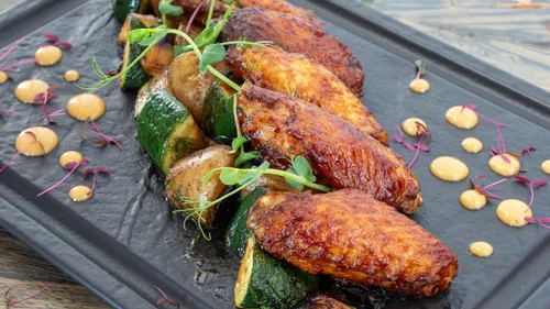 Ailes de poulet et légumes au four