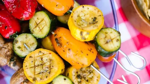 Brochettes de légumes marinés