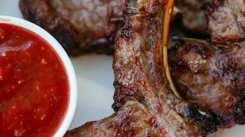 Côtelettes d'agneau marinées au barbecue 