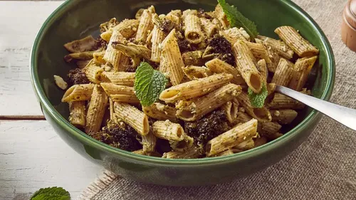 Salade de pâtes : blancs de poulet, brocoli et feta