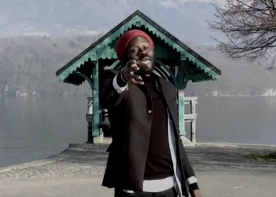 Féfé embarque son public sur « Aussi fort »