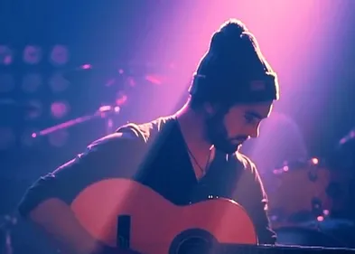 Kendji se souvient de l'amour de ses fans sur le clip de « Ma câlina »