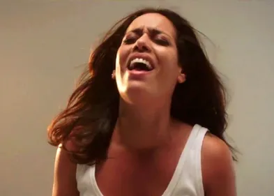 Amel Bent sort le clip sobre et émouvant « Une star »