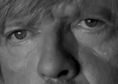 Renaud en noir et blanc sur « Les mots »