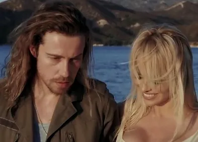 Après l'extrait, le clip : Julien Doré s'affiche avec Paméla...