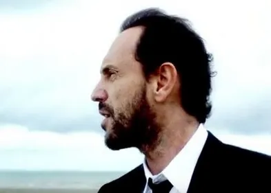 De Palmas chante « Le jour de nos fiançailles » sur une plage normande