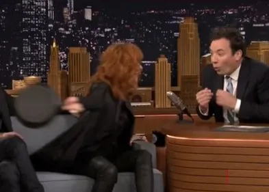 Vidéo : Mylène Farmer fait le buzz en frappant un animateur...