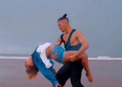 Regardez Priscilla chanter et danser sous le ciel marocain