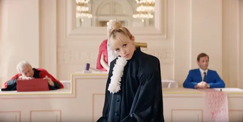 « Balance ton quoi » : Angèle sort le clip