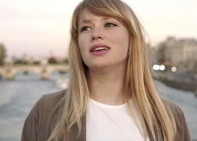 Léa Deleau interprète « Si Maman, Si » dans un clip de la comédie...