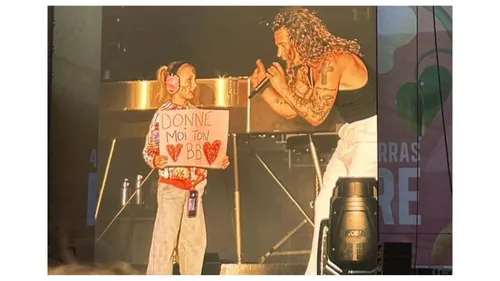 Une jeune fan de Julien Doré se retrouve sur scène... devant 35.000...