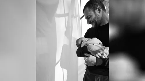 Amir dévoile le prénom de son bébé et publie une photo