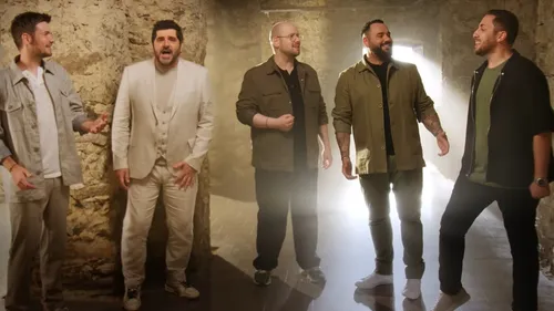 Patrick Fiori dans un clip avec les vainqueurs de The Voice