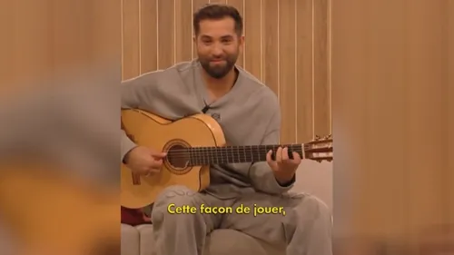 Kendji apprend à Vianney à jouer de la guitare à sa manière