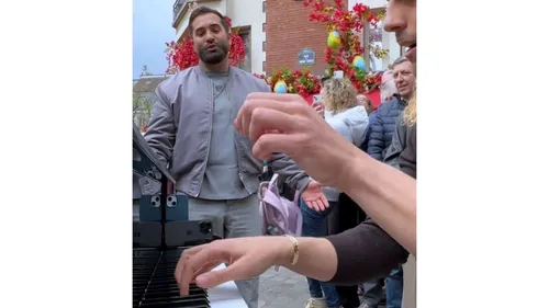 Kendji surprend tout le monde en chantant « La Bohème » en plein Paris