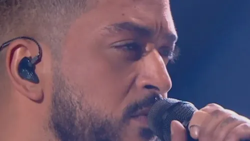 Slimane sort un extrait d'un nouveau titre, « À quoi je sers ?»