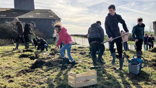 Pontivy : Le lycée Kerlebost plante une micro forêt