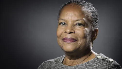 Présidentielle : Christiane Taubira "envisage" d'être candidate 