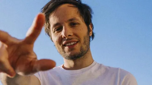 Vianney sort ce vendredi son quatrième album "A 2 à 3" entouré de...